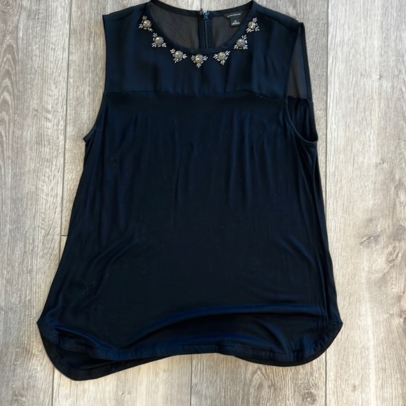 Beautiful top with lots of detail. Ann Taylor - Picture 1 of 4